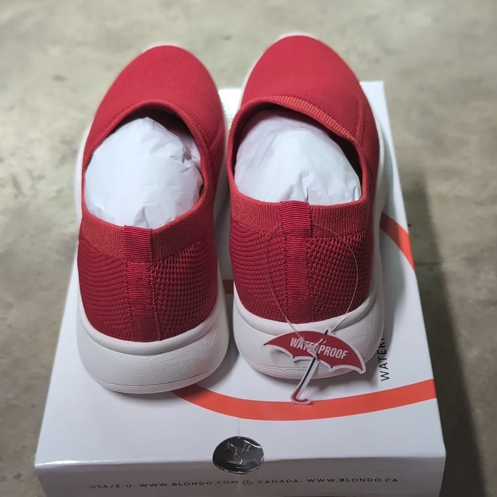 Blondo Women's Waterproof Karen Red Knit - Picture 4 of 8